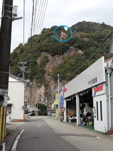 断崖の際に建つ神倉神社