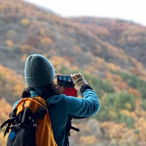 スマホを使う登山者
