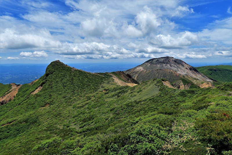 "茶臼岳（右）と朝日岳（左）"
