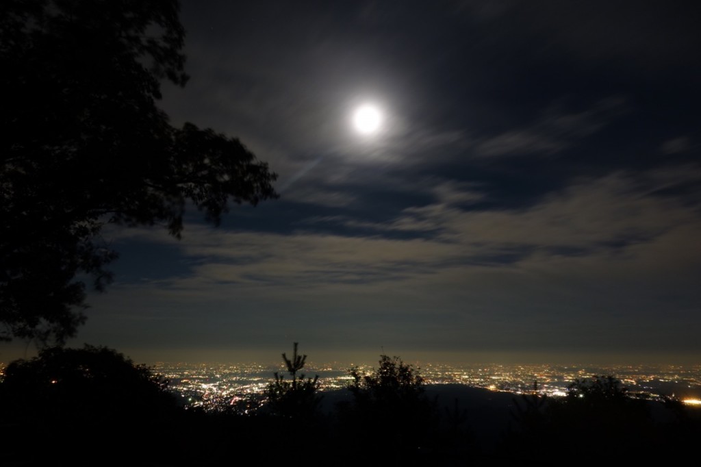 "山頂：満月と都心の夜景"