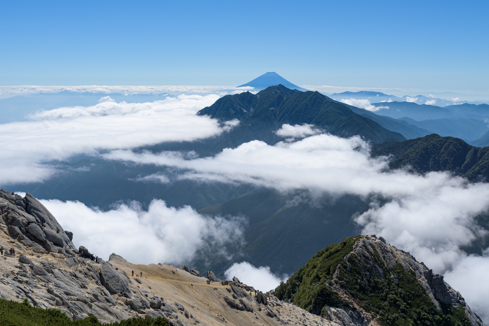 "山頂：鳳凰山とその後ろに富士山を望む"