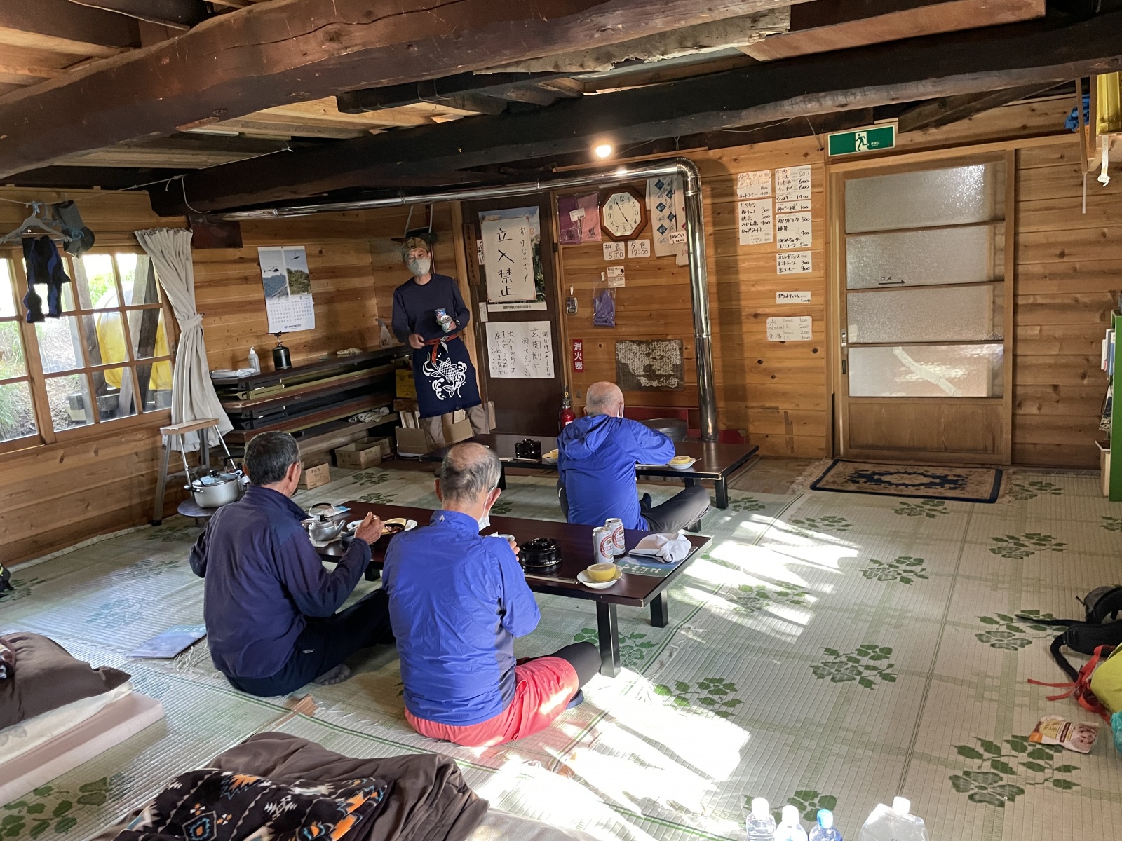 "餓鬼岳小屋内部"