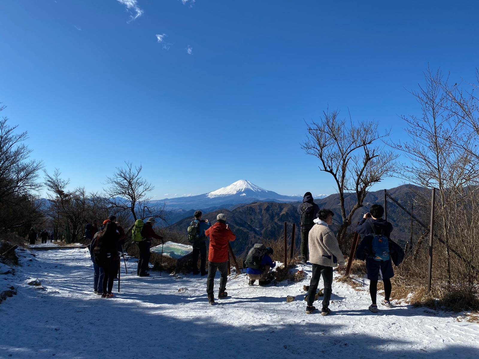 "山頂：富士山を望む登山者ら"