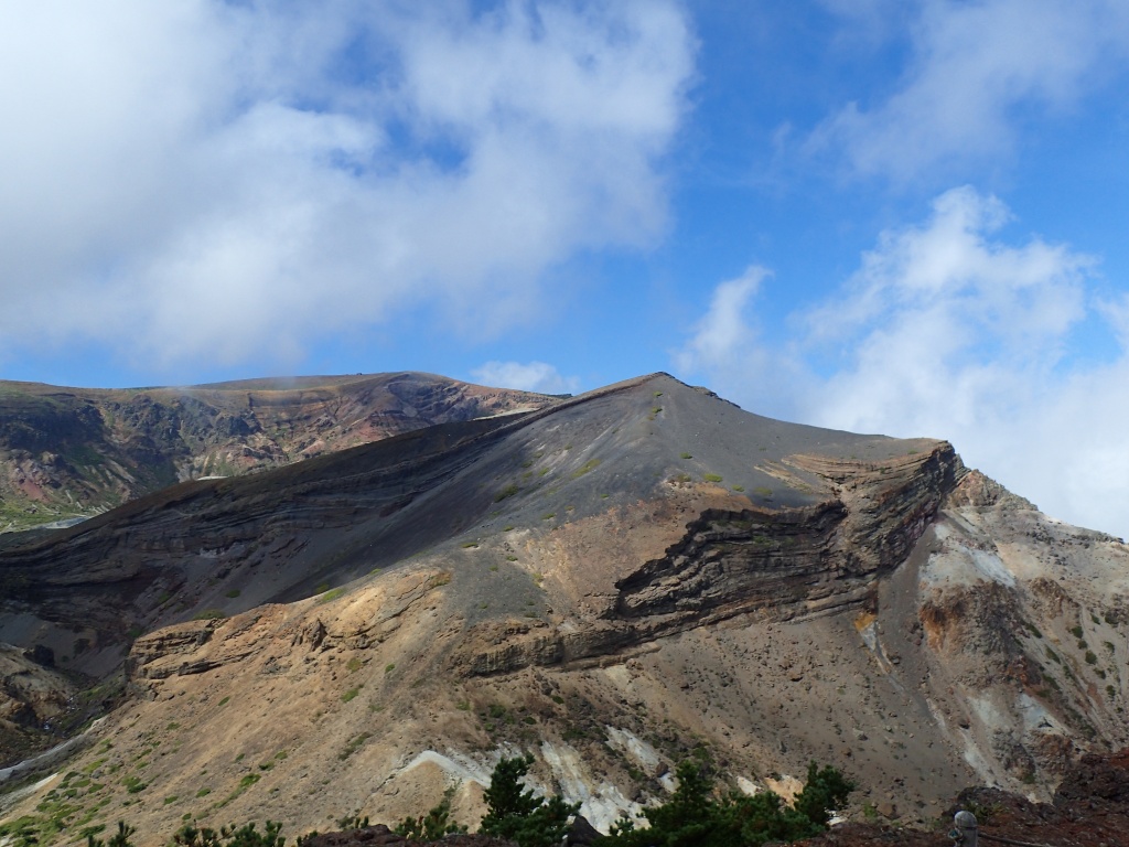 "刈田岳：火山を特徴づける地層"