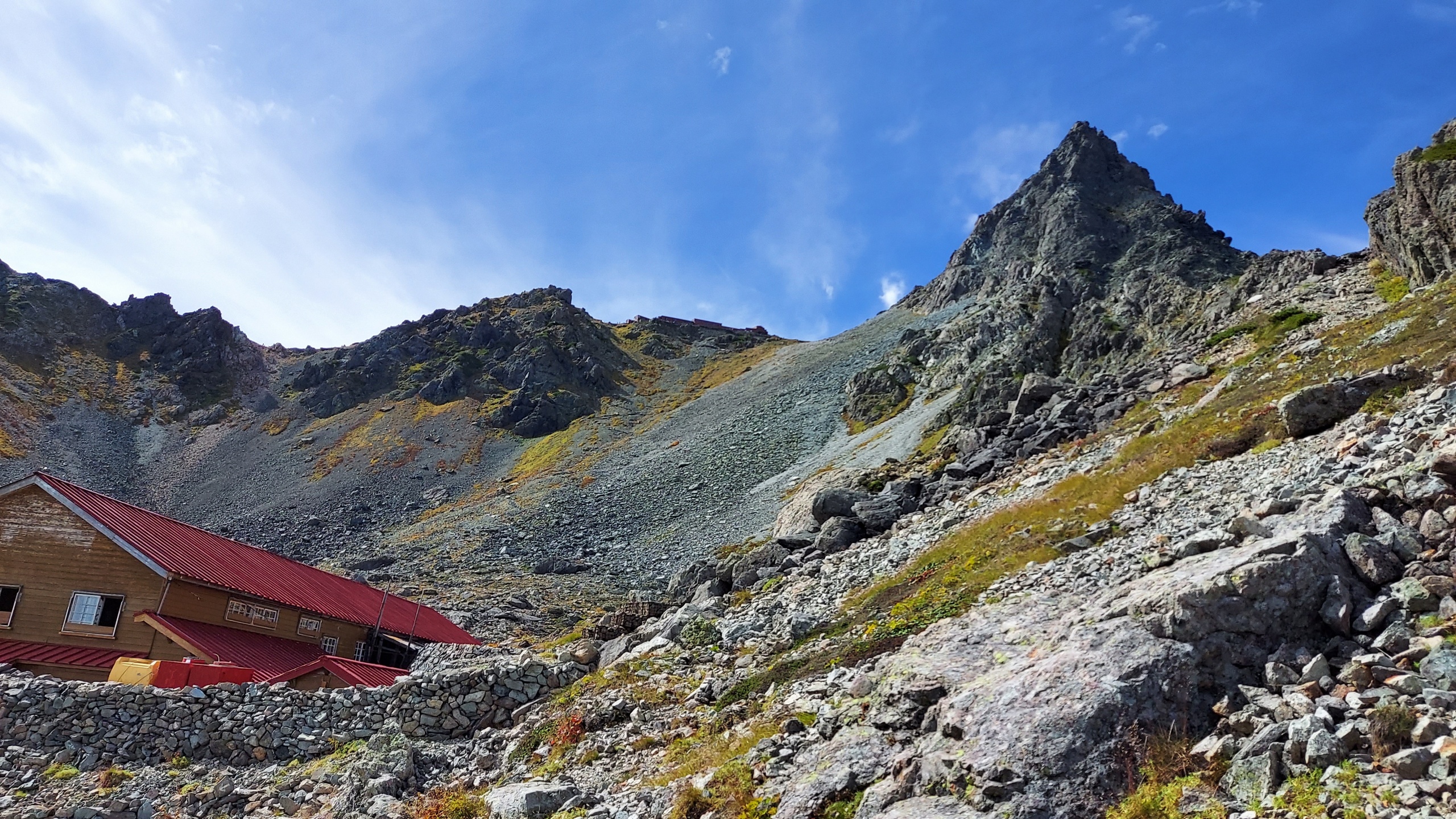 殺生ヒュッテ せっしょうひゅって 2860m 槍ヶ岳を望む展望の良いヒュッテ 槍 穂高 乗鞍 ヤマレコ