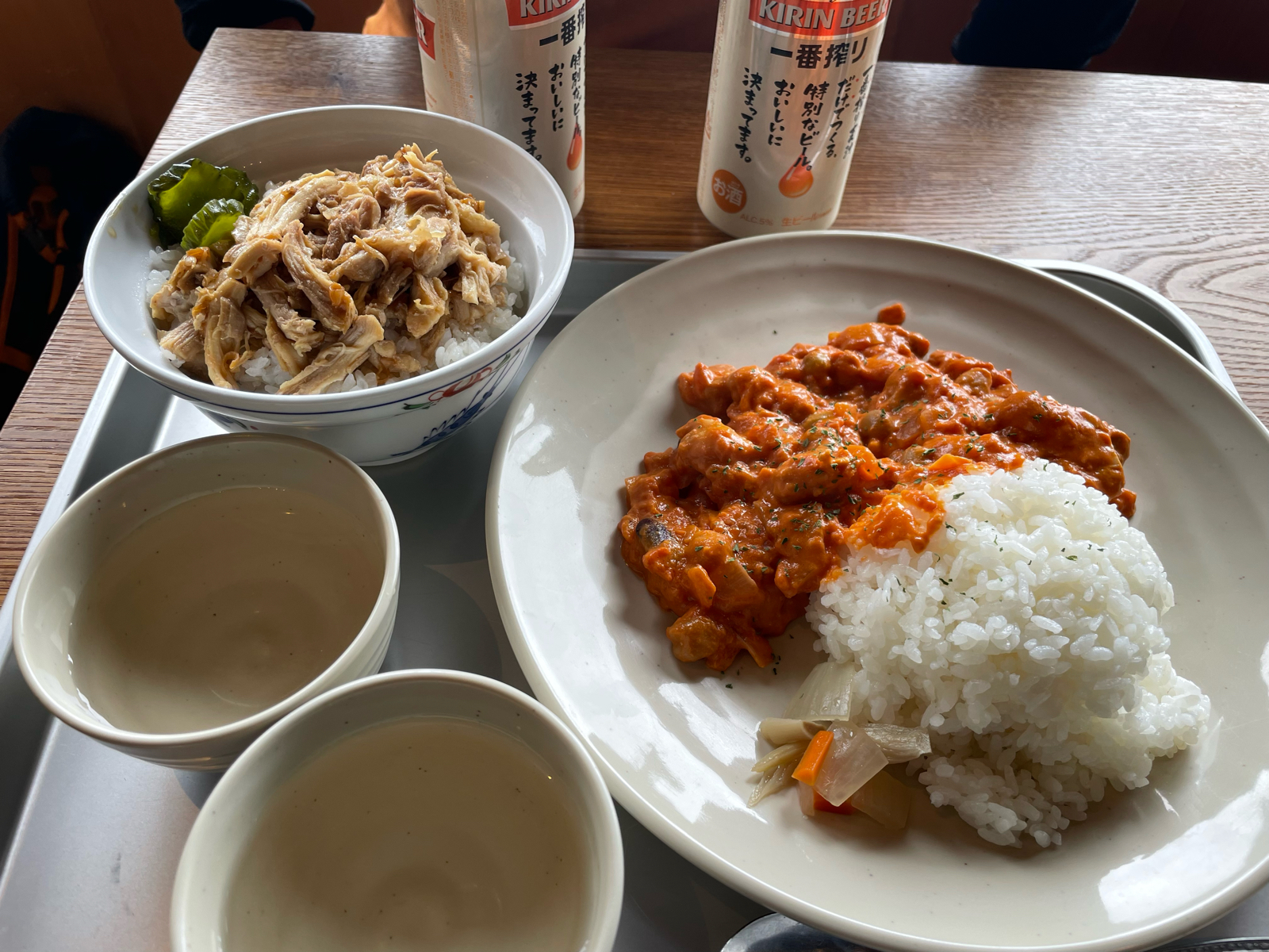 "雲ノ平山荘:台湾風チキンライス(左)とチキンムアンバライス(右)"