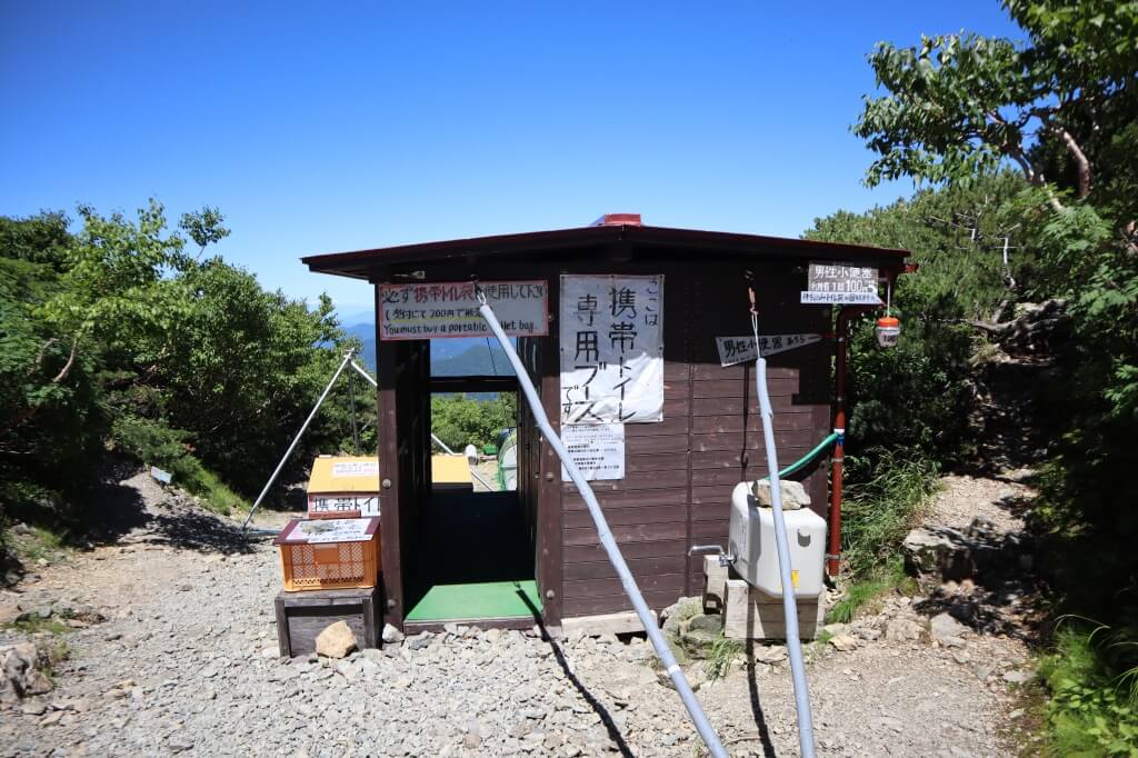 "塩見小屋:携帯トイレブース"