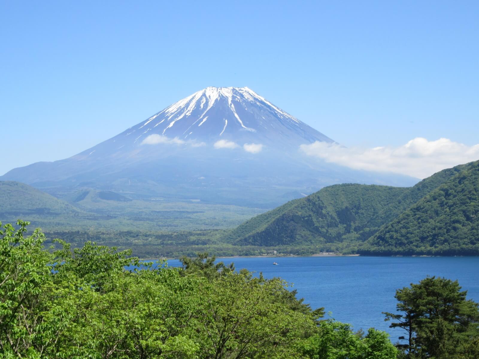 "本栖湖越しに富士山（中央）と竜ヶ岳（中央右）を望む"