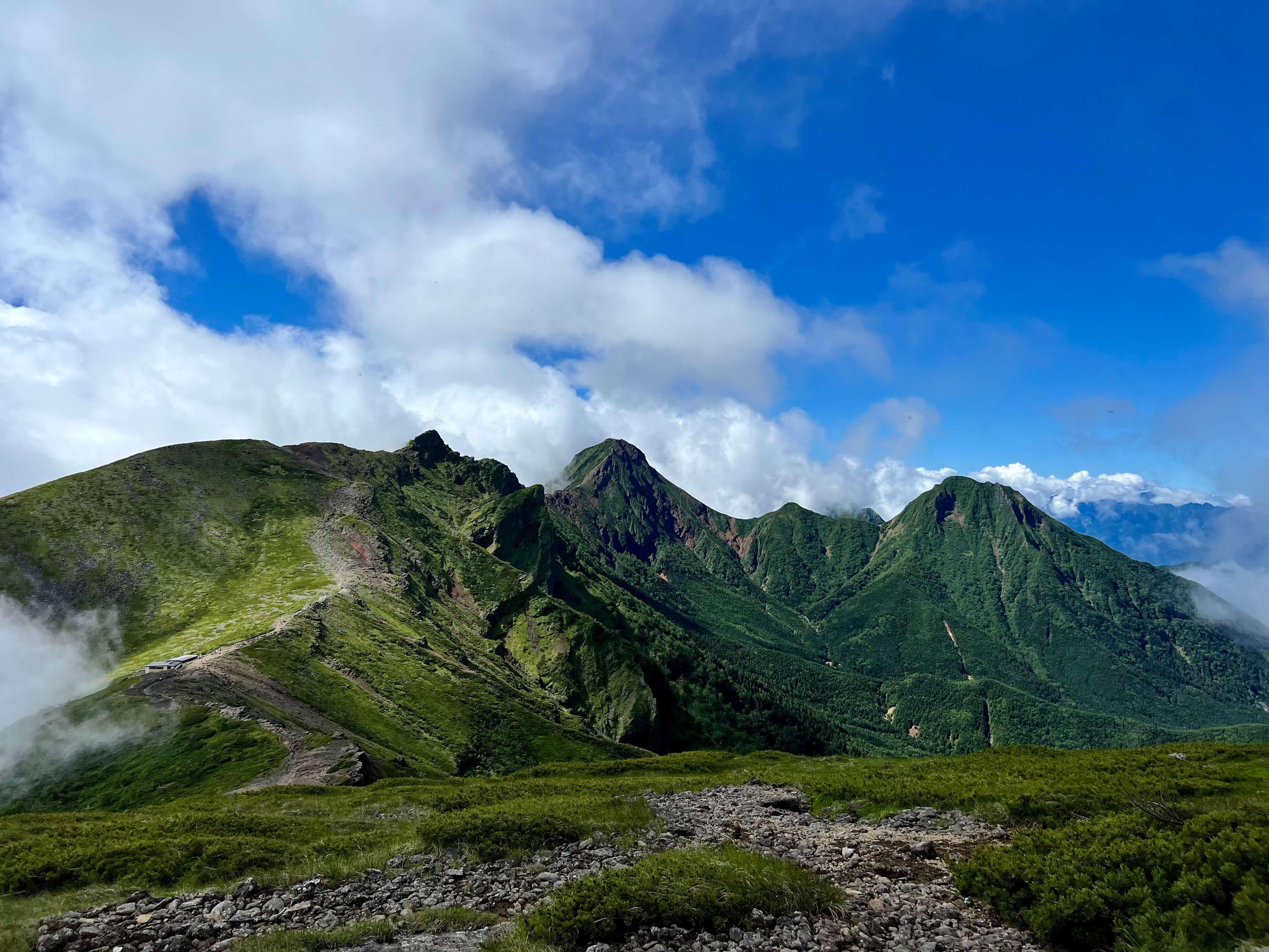 "硫黄岳山頂：横岳（左）、赤岳（中央）、阿弥陀岳（右）を望む"