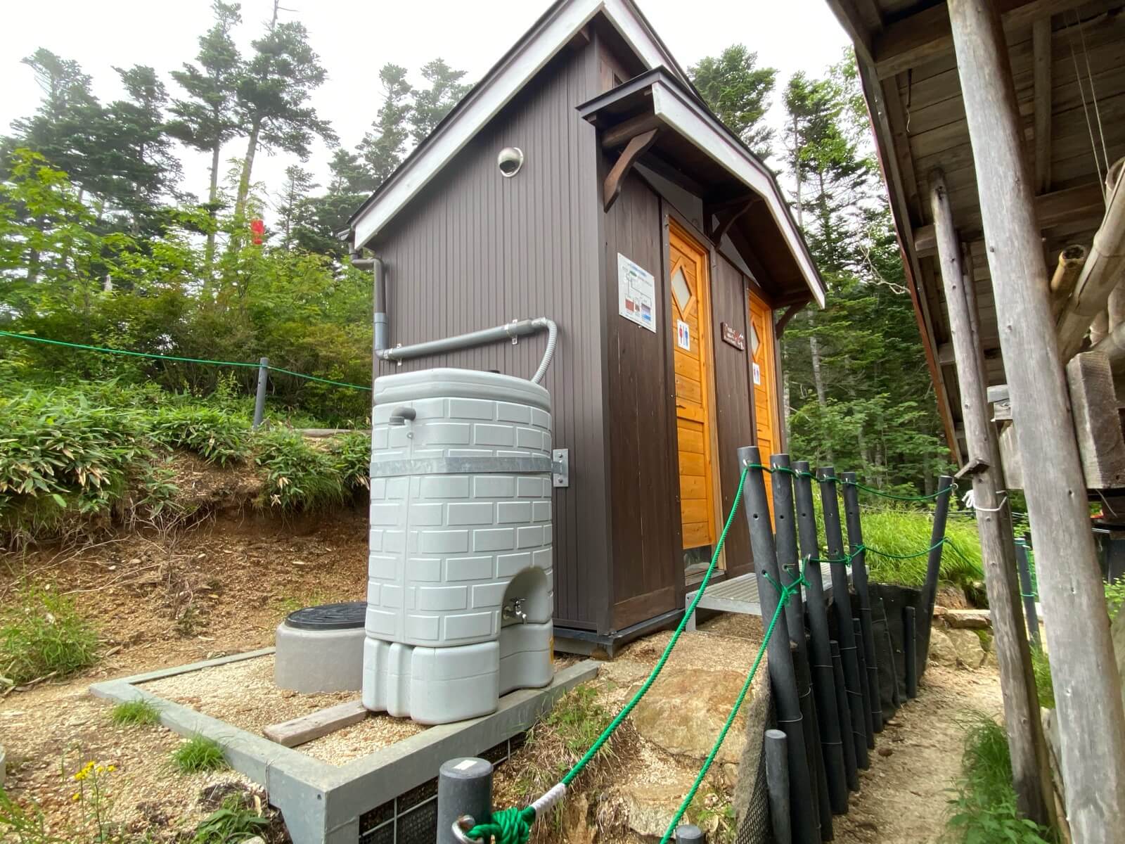"越百小屋:トイレ"