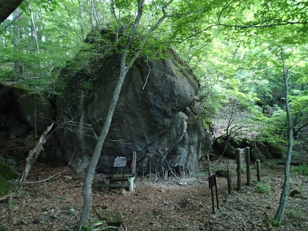 "鏡岩"