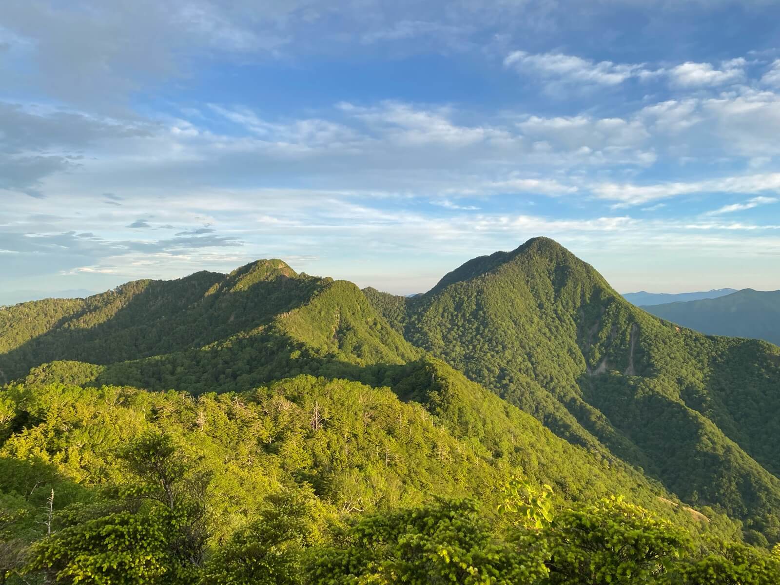 "庚申山展望台より鋸山(左)と皇海山(右)を望む"