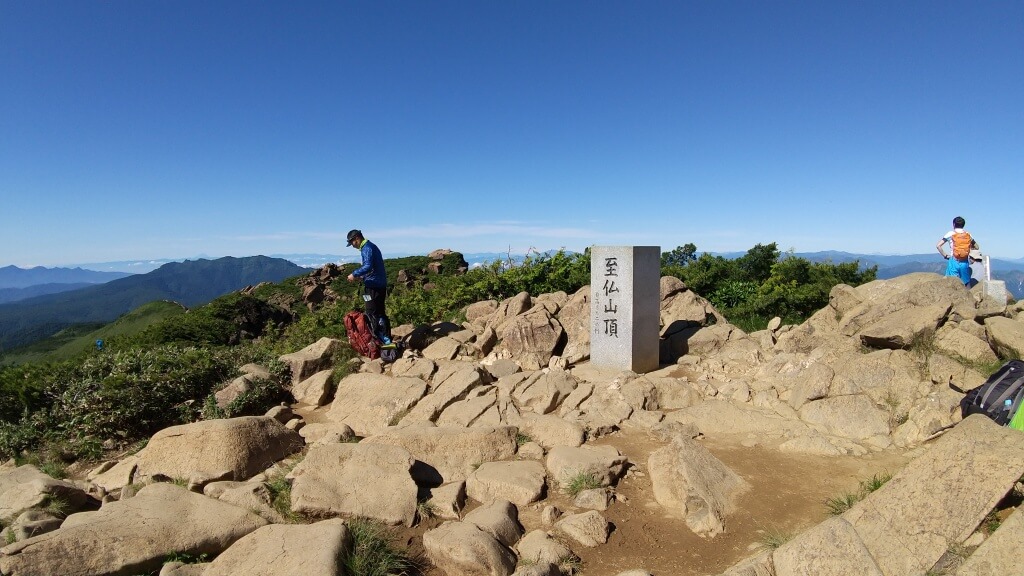 "至仏山山頂"