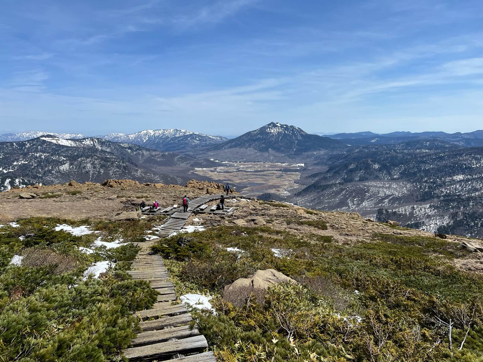 "至仏山山頂:燧ヶ岳と尾瀬沼を望む"