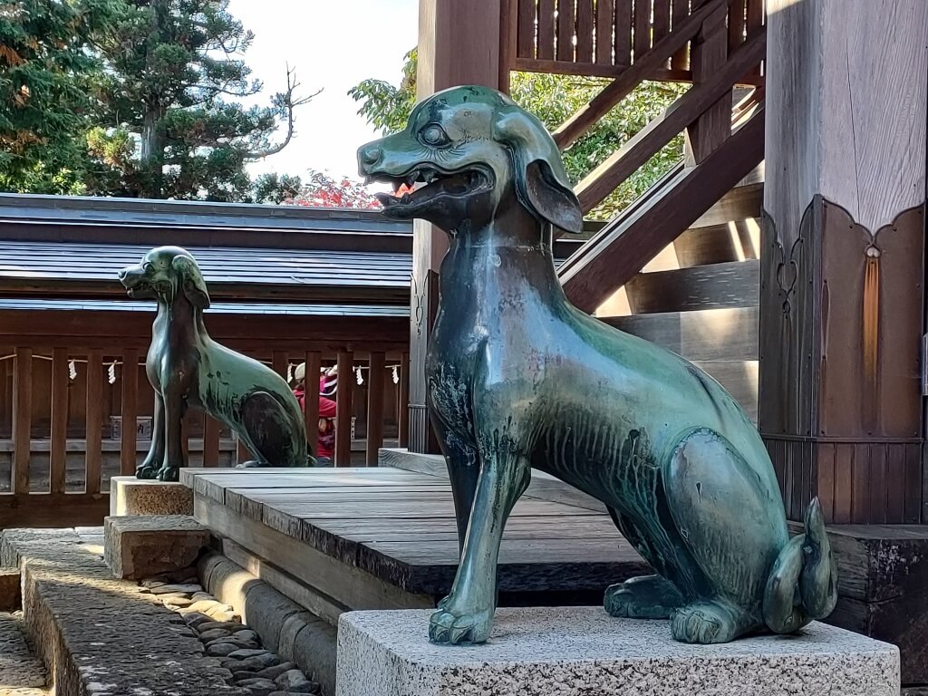 "武蔵御嶽神社：本殿の狛犬"