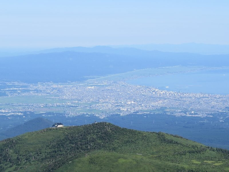"八甲田大岳山頂より陸奥湾を望む"