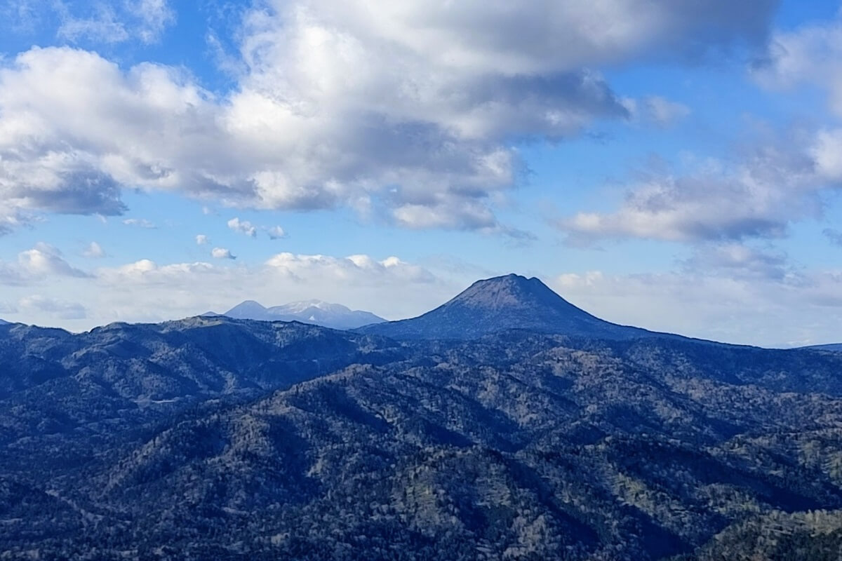"雌阿寒岳(左)と雄阿寒岳(右)"