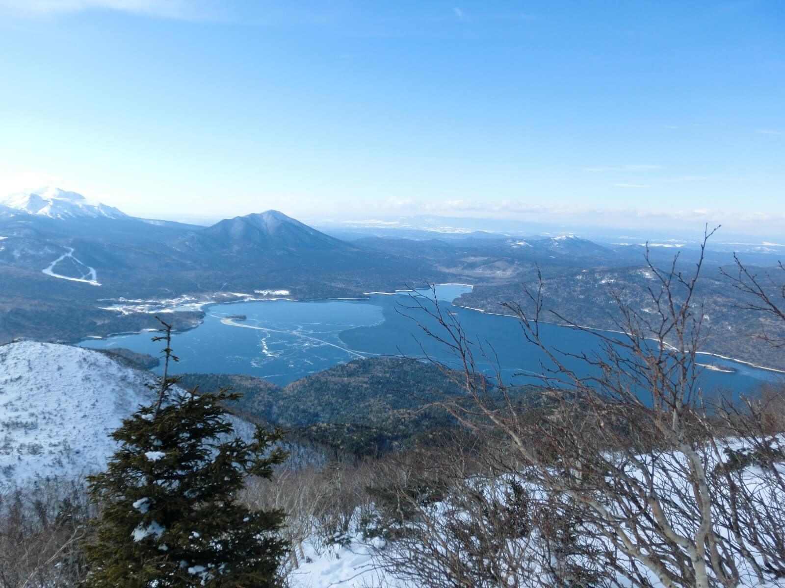 "雄阿寒岳山頂から阿寒湖を望む"