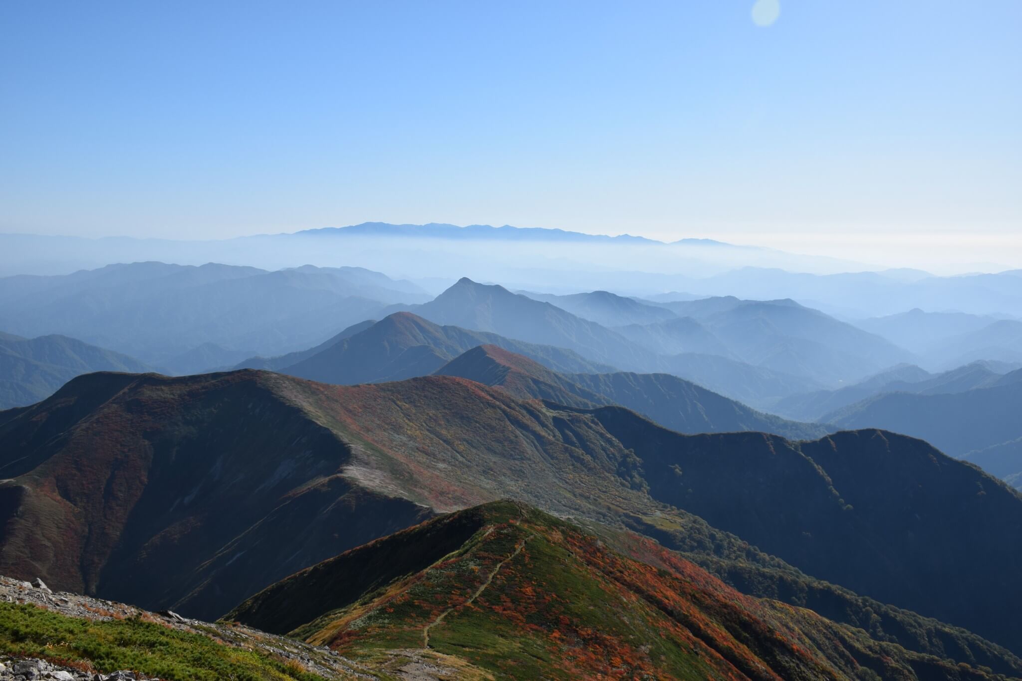 "大朝日岳山頂より飯豊山を望む"