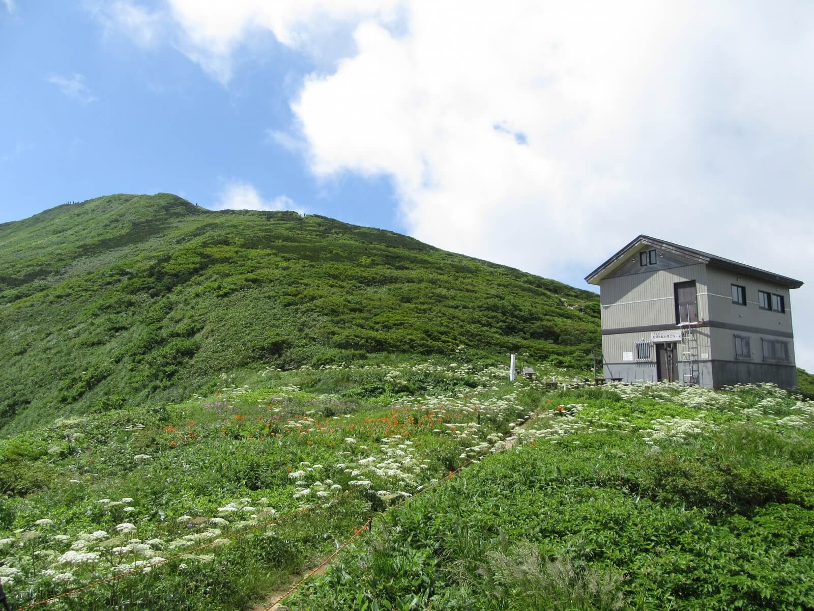 "大朝日岳山頂避難小屋"